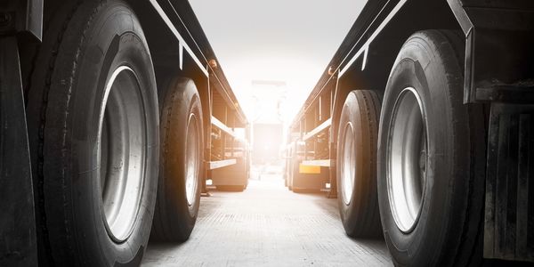 Bild der Reifen von zwei LKWs